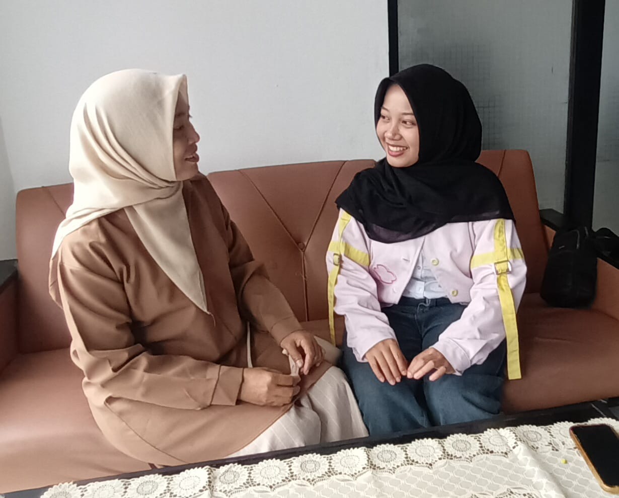 TEMBUS STAN: Nurhana dan Asnadyang Geget Eshambadra ketika sedang berada di Balai Wartawan Tabalong.