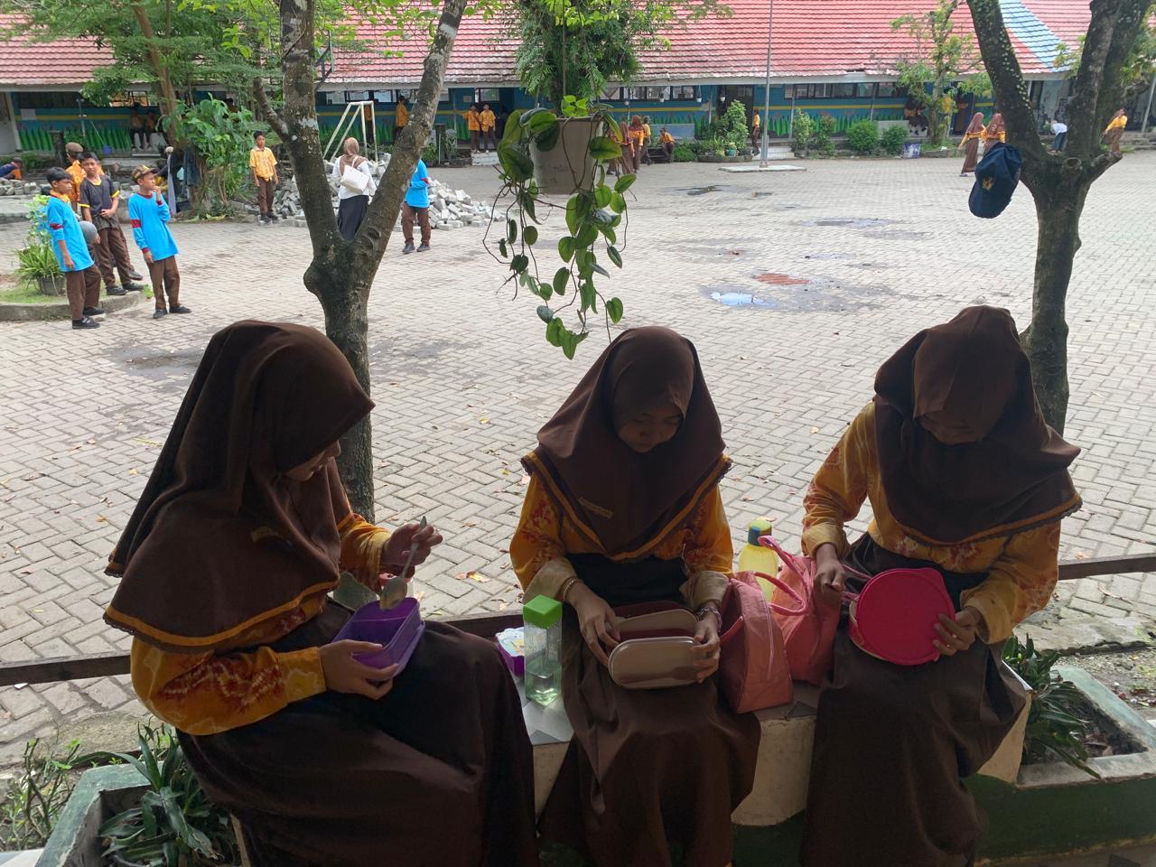 AYO MAKAN: Siswa SMPN 33 Banjarmasin menikmati bekal makan siang yang dibawa dari rumah, setelah program MBG dihentikan sementara.