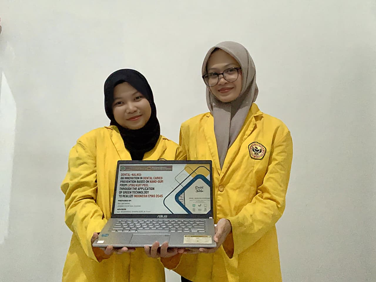BANGGA: Mahasiswi Farmasi ULM, Ira Qadariah dan Ashaku Dioktara usai meraih Juara 2 dalam ajang International Essay Competition 2025 di Universitas Negeri Malang.