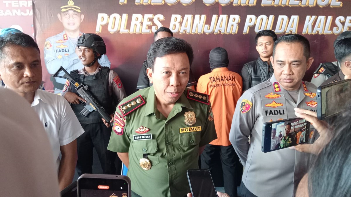 Kepala BKSDA Kalsel drh Agus Ngurah Krisna bersama Kapolres Banjar AKBP Fadli saat konferensi pers di Pendopo Tathya Dharaka Polres Banjar, Selasa (28/10).