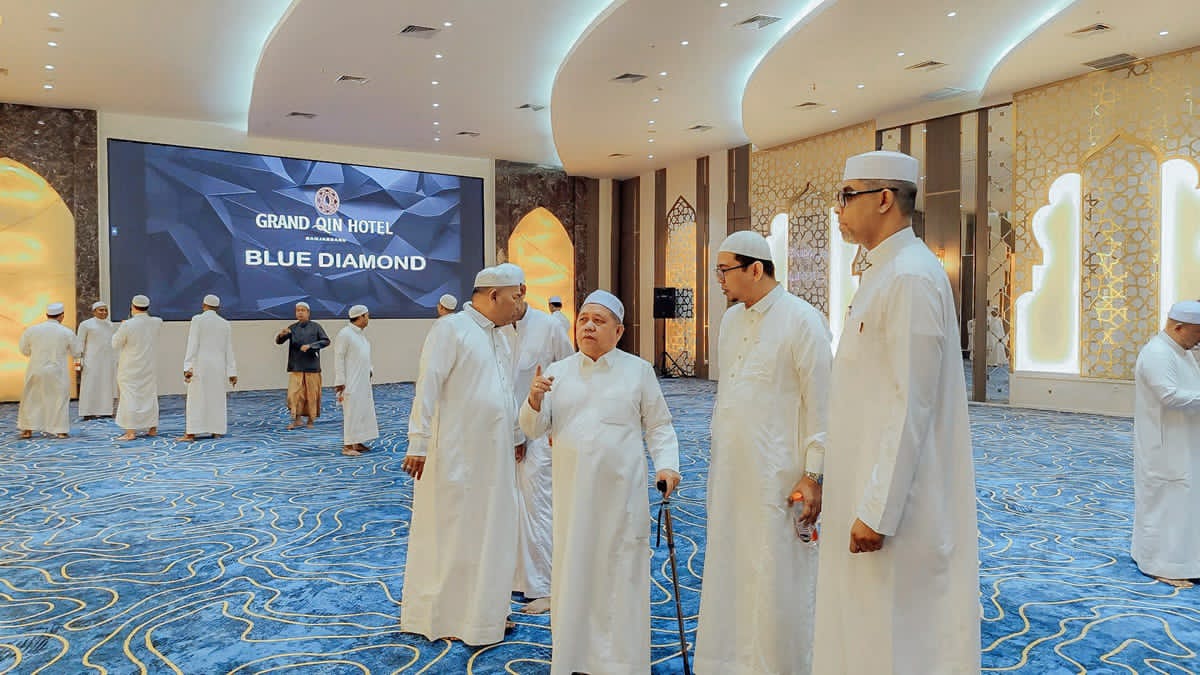 BALLROOM BARU: Owner Grand Qin Hotel, H Norhin bersama jajaran Manajemen Grand Qin Hotel Banjarbaru usai meresmikan Blue Diamond Mini Ballroom.