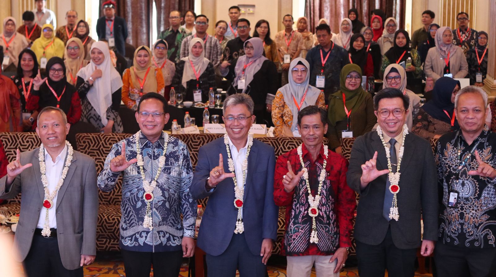 MOMEN: Rektor ULM Prof Ahmad bersama Ketua APTFI Prof Yandi Syukri, para pembicara, dan peserta usai pembukaan Seminar Nasional APTFI 2025.