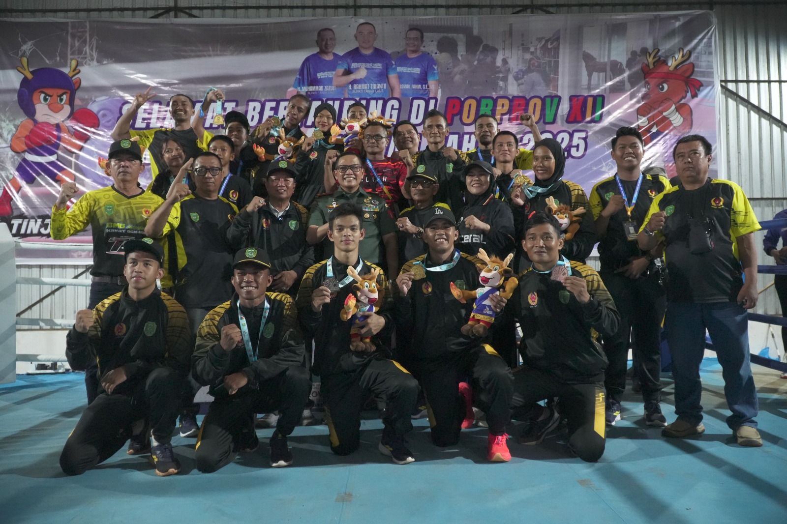 MEMBANGGAKAN:Para atlet tinju Kabupaten Tapin sukses memborong medali emas Porprov XII Kalsel 2025.