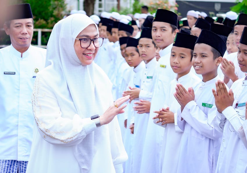 HARI SANTRI NASIONAL:Wali Kota Banjarbaru, Hj Erna Lisa Halaby saat menyapa para santri.