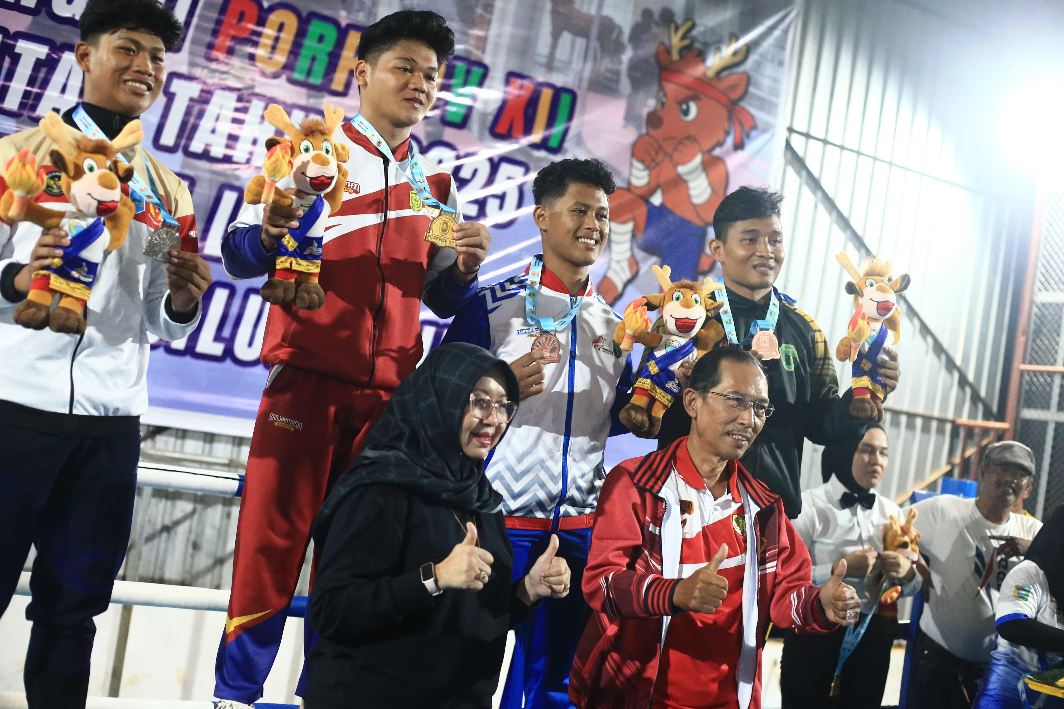 Para petinju Kota Banjarmasin berpose bersama Ketua KONI H. Hermansyah seusai meraih medali di ajang Porprov XII Kalsel 2025.(M Idris Jian Sidik)