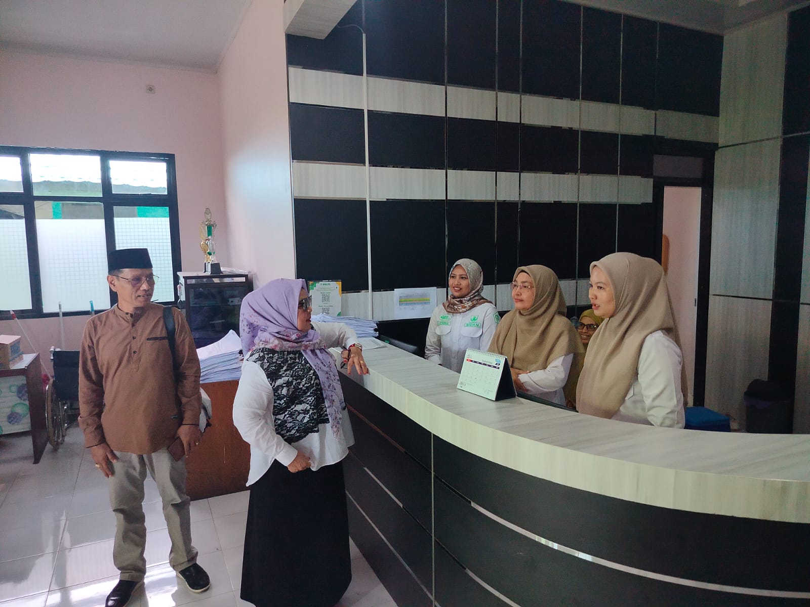 SIDAK:Ketua DPRD Batola Ayu Dyan Liliana Sari Wiryono bersama rombongan mengecek langsung dari ruanga ke ruangan lainya.