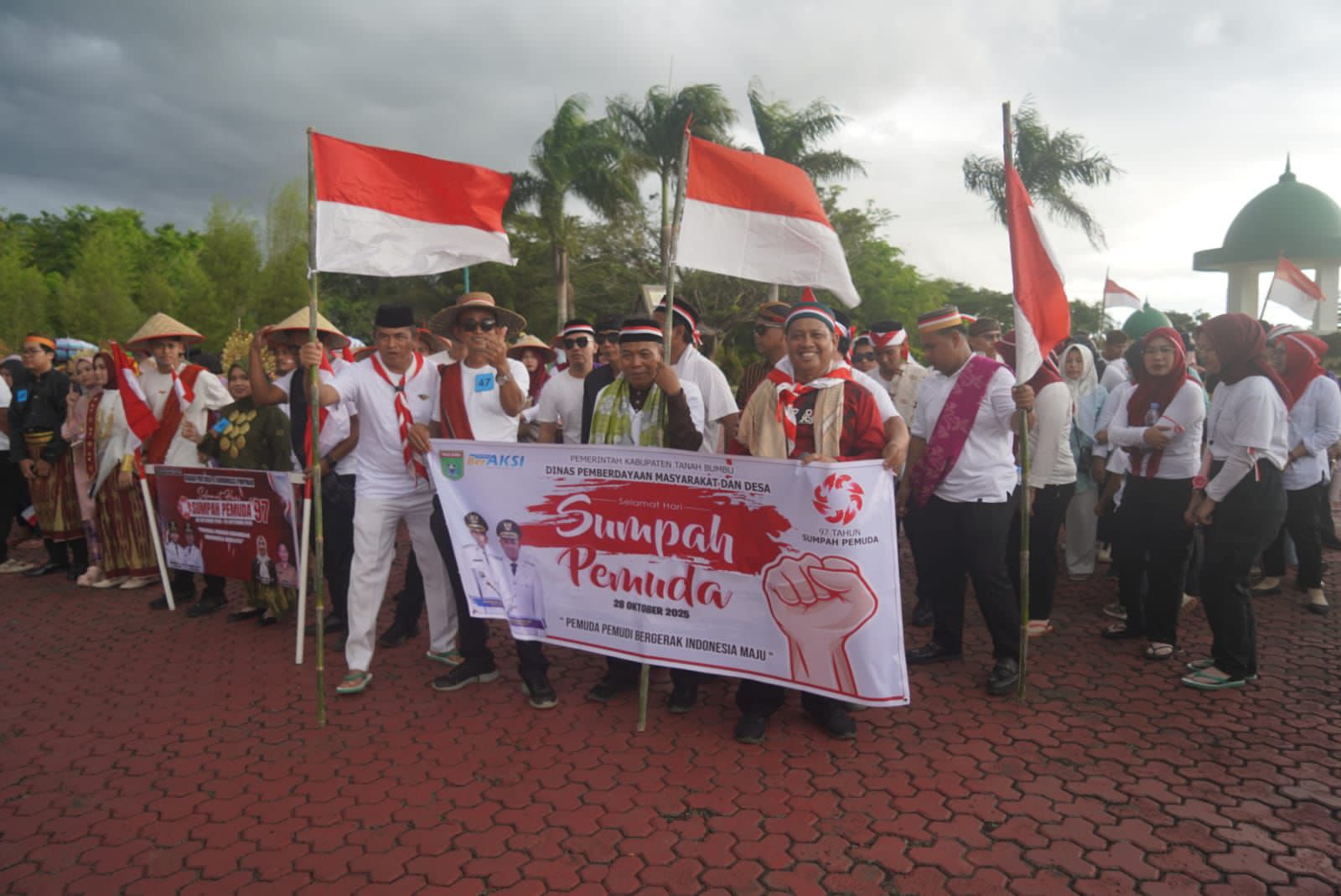 MERIAH: Peserta karnaval tampil meriah dengan beragam pakaian adat dan pejuang, memeriahkan peringatan Hari Sumpah Pemuda di Tanah Bumbu.