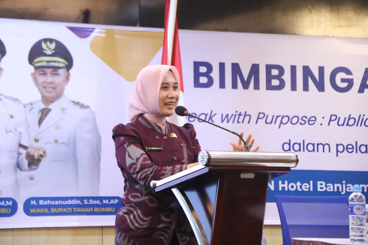SAMBUTAN: Erli Yuli Susanti menyampaikan sambutan saat membuka Bimtek Public Speaking Internal Tahun 2025 di Banjarmasin.