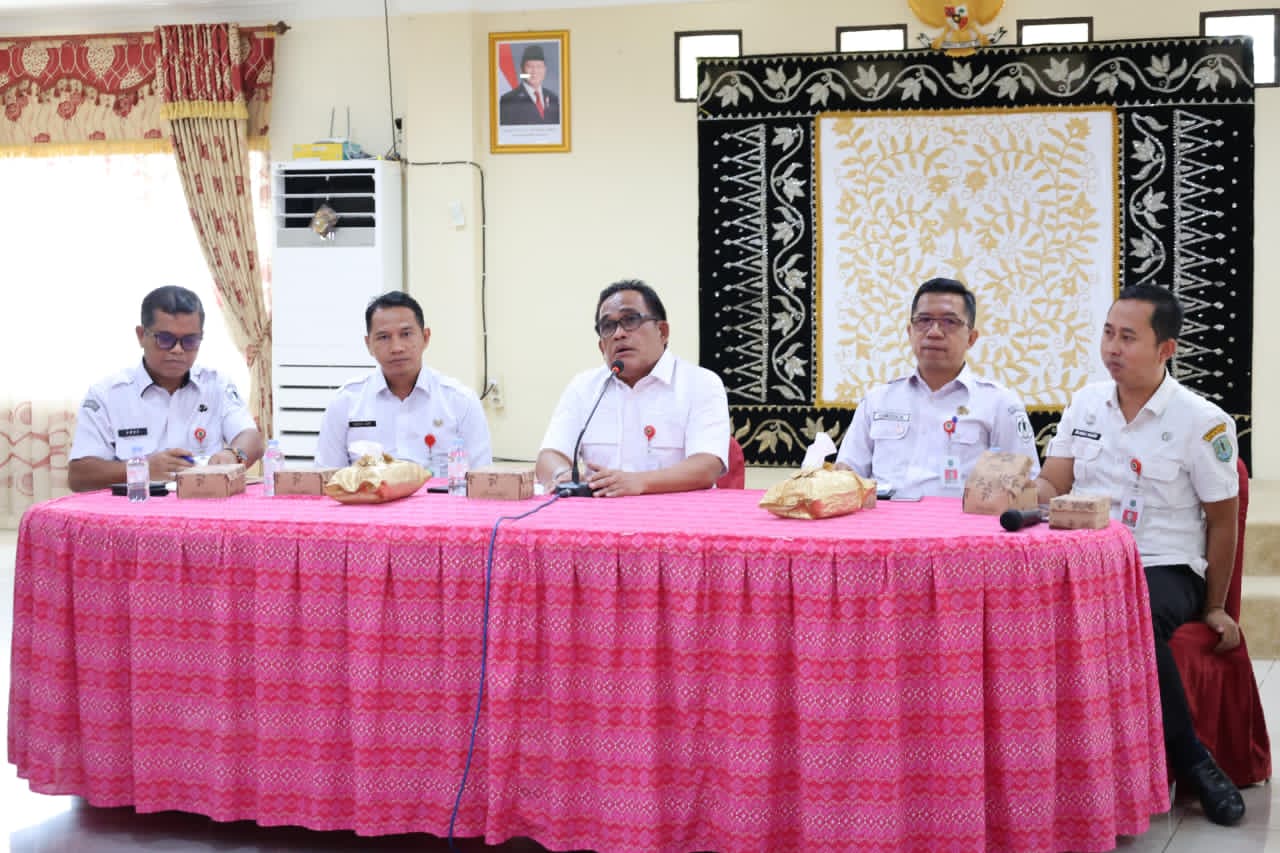 HADIR:Bupati Kabupaten Hulu Sungai Utara (HSU), H Sahrujani memimpin rakor bedah rumah di Mes Negara Dipa, diikuti Camat, APDESI, dan para pejabat dinas terkait, Rabu (29/10/2025).