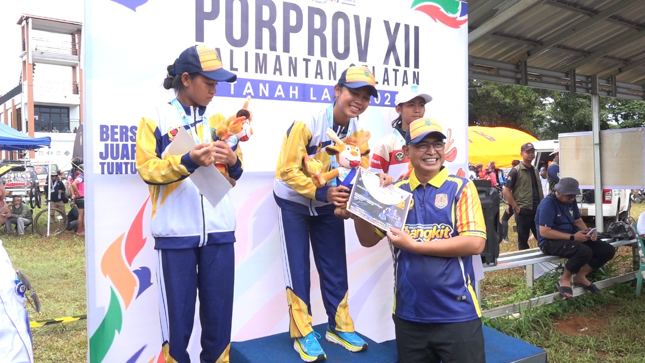 BANGGA:Wakil Bupati HSU yang juga Ketua KONI HSU, Hero Setiawan foto dengan para atlet sepeda peraih medali di Porprov XII Kalsel 2025 Pelaihari, Kabupaten Tanah Laut.