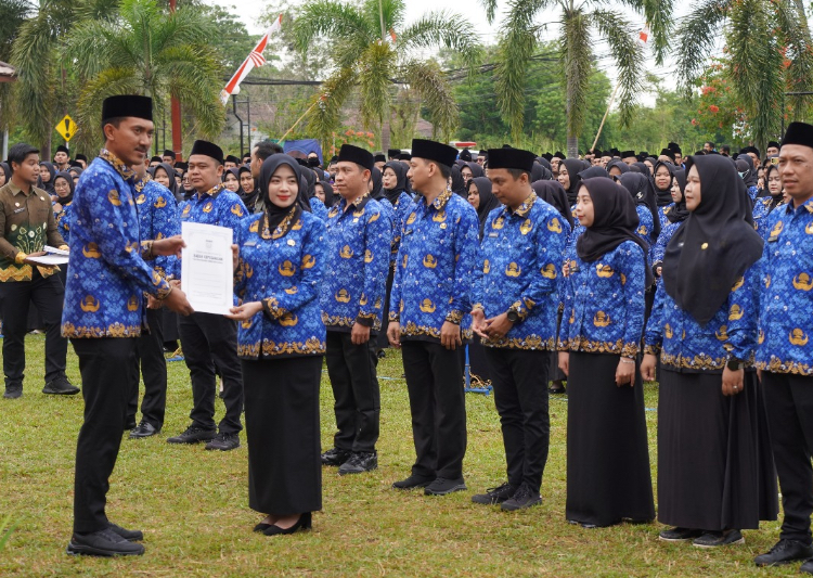 Bupati Banjar Saidi Mansyur menyerahkan secara simbolis SK pengangkatan kepada PPPK Paruh Waktu di halaman kantor BPBD Banjar, Kamis (30/10).