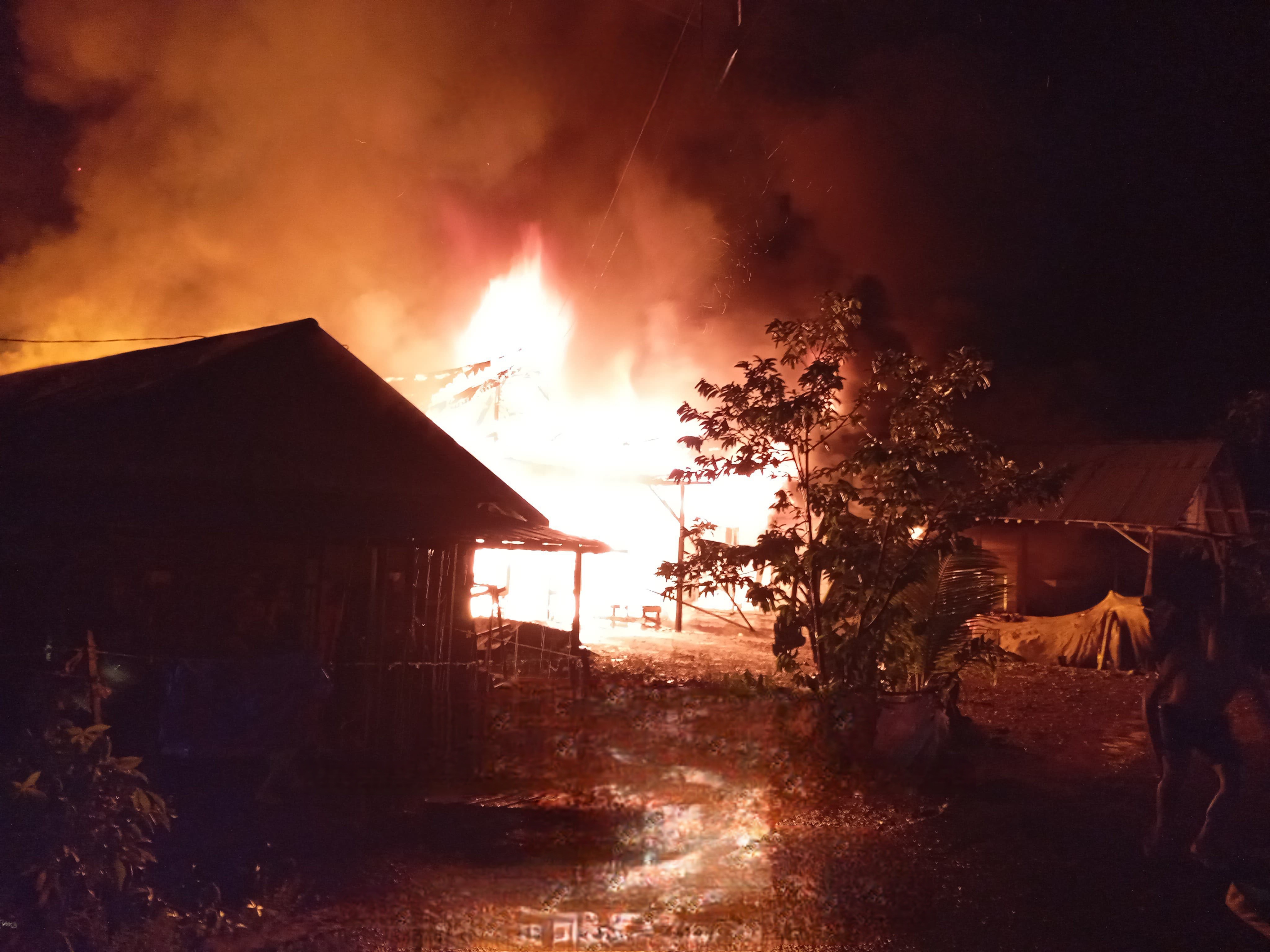 MEMBARA: Inilah penampakan api yang membakar lima rumah di Desa Benua Raya, Kecamatan Bati-Bati pada Rabu tengah malam