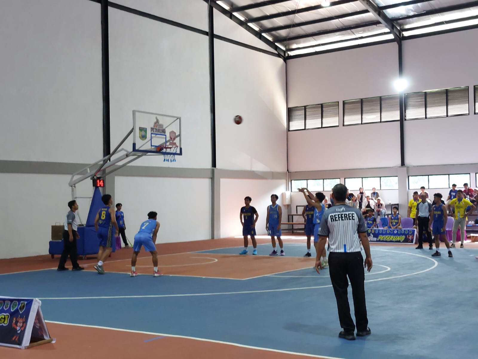 SENGIT: Tim basket Tala saat melawan Tabalong di laga perdana Porprov XII 2025.