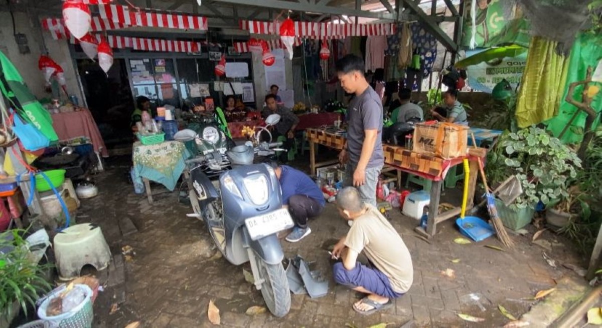 MASUK BENGKEL: Bengkel motor di Jalan Manggis, Banjarmasin Timur, saat menyervis salah satu motor milik ojol.