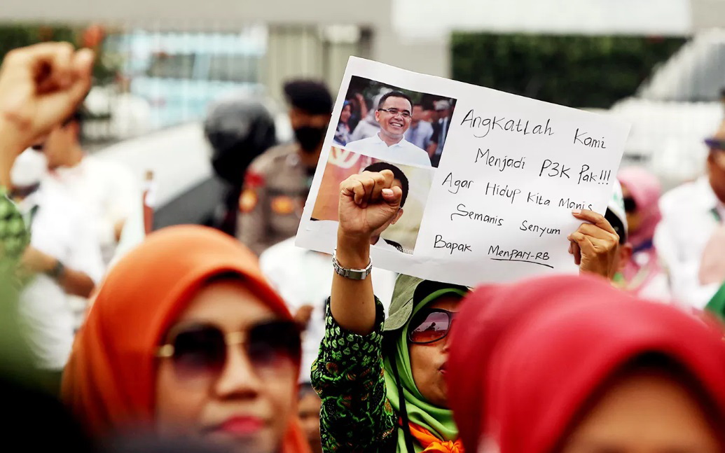 DEMO GURU: Ribuan guru madrasah melakukan aksi damai di depan Gedung DPR RI Senayan, Jakarta.