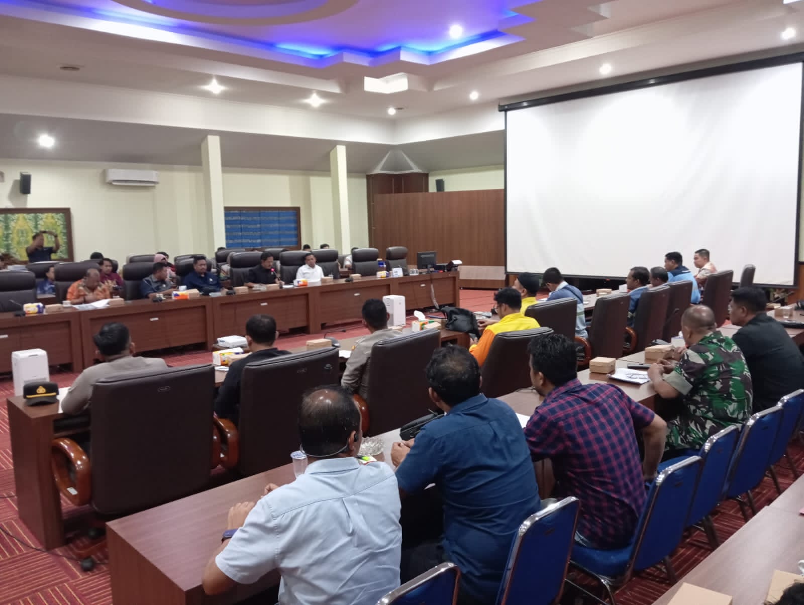 ALOT:Rapat Dengar Pendapat (REDP) yang digelar DPRD Kabupaten Tapin bersama warga dan perwakilan PT EBL memakan waktu hampir 7 jam, Kamis (30/10/2025).