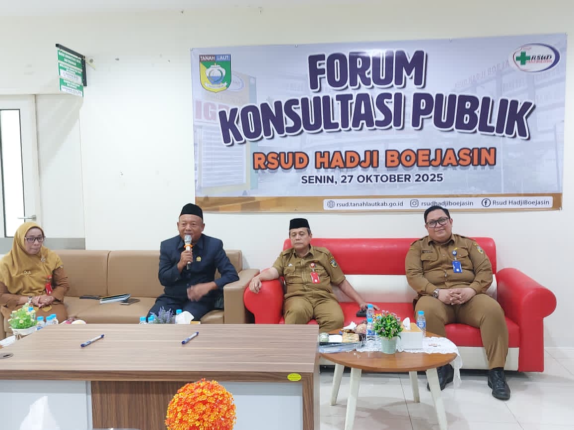 DENGARKAN:Ketua Komisi II DPRD Tala, H Agus Prasetya Budiono berbicara di acara Forum Konsultasi Publik (FKP) RSUD Hadji Boejasin Pelaihari, Senin (27/10/2025).