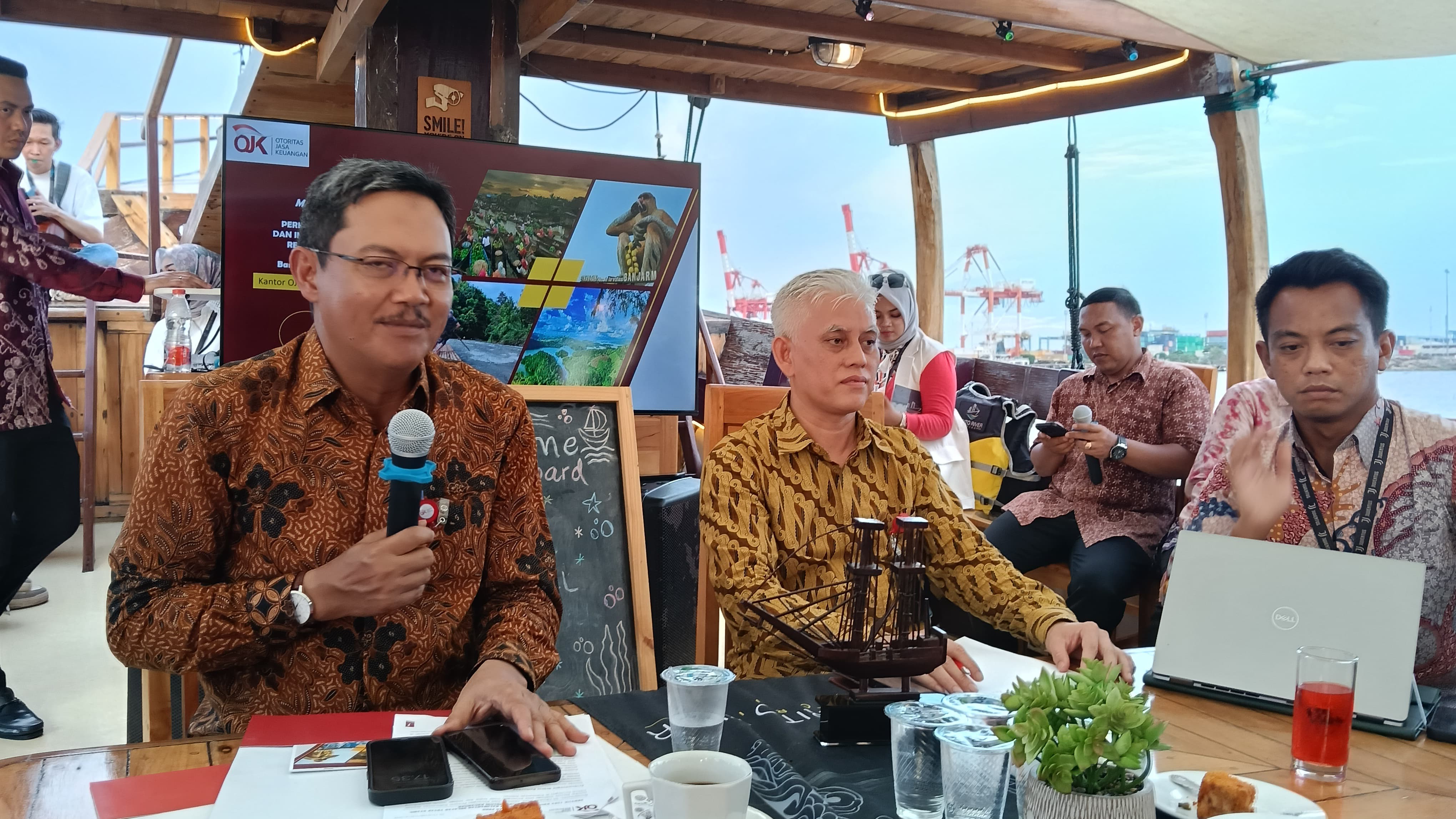STABIL: Kepala OJK Provinsi Kalsel, Agus Maiyo memaparkan kinerja lembaga keuangan Kalsel, belum lama tadi.