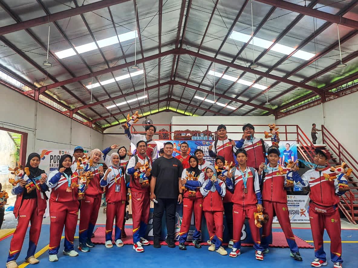 IMPRESIF:Para atlet Wushu Kota Banjarmasin berfoto bersama pelatih dan ofisial seusai menuntaskan pertandingan Porprov XII Kalsel 2025 di Pelaihari dan meraih 14 medali.