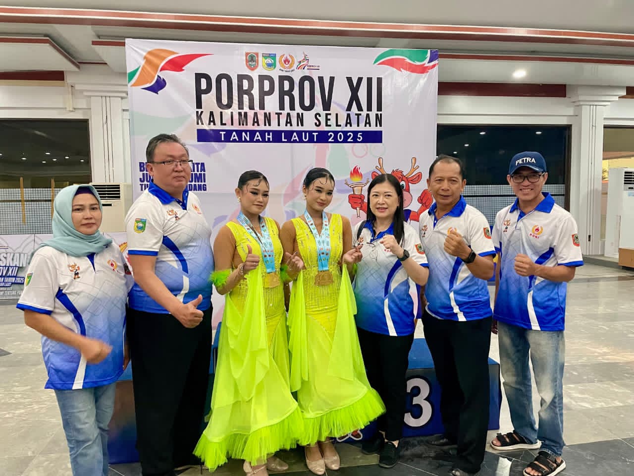 POSE:Ketua IODI Kalsel, Muslih berfoto bersama para atlet dan pelatih dansa usai penutupan cabang olahraga dansa Porprov XII Kalsel 2025 di Pelaihari, Kabupaten Tanah Laut (Tala).