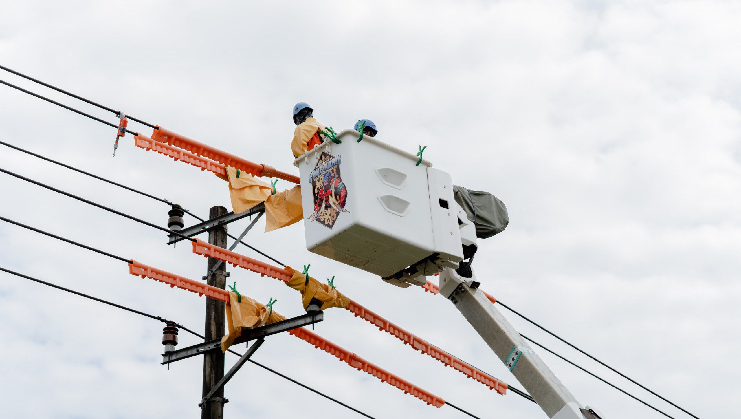 SIAGA:PLN menerjunkan 6 tim PDKB beranggotakan 48 personel, didukung 6 unit mobil High Voltage Insulated Skylift untuk mempermudah pekerjaan di lapangan.