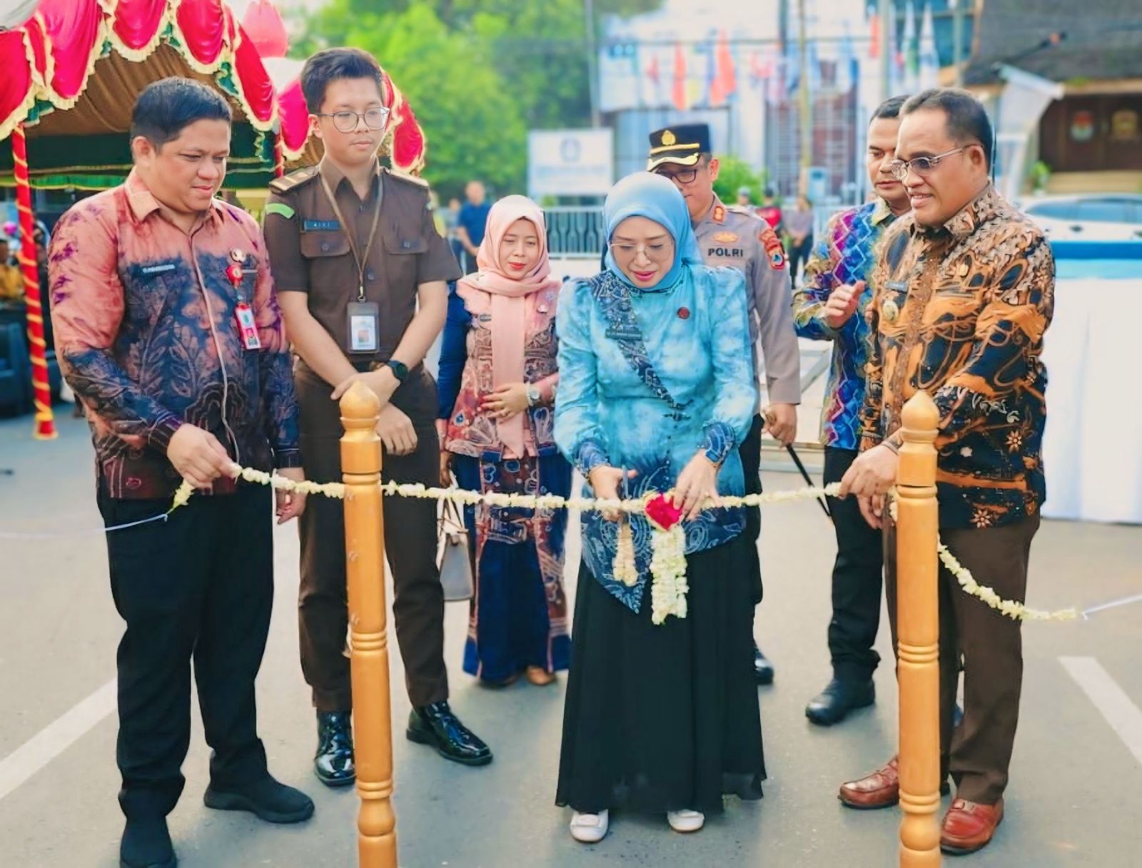 SUDAH BUKA:Bupati HSU H Sahrujani dan Ketua TP PPK HSU, Hj Murniati membuka Amuntai Fair 2025 Kota Amuntai, Kamis (30/10/2025).