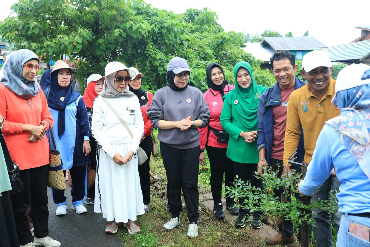MOMEN:Ketua GOW HSU, Mayang Melani Hero (tengah) saat hadir pada kegiatan penghijauan di Desa Bayur Kecamatan Haur Gading, Jumat (31/10/2025).