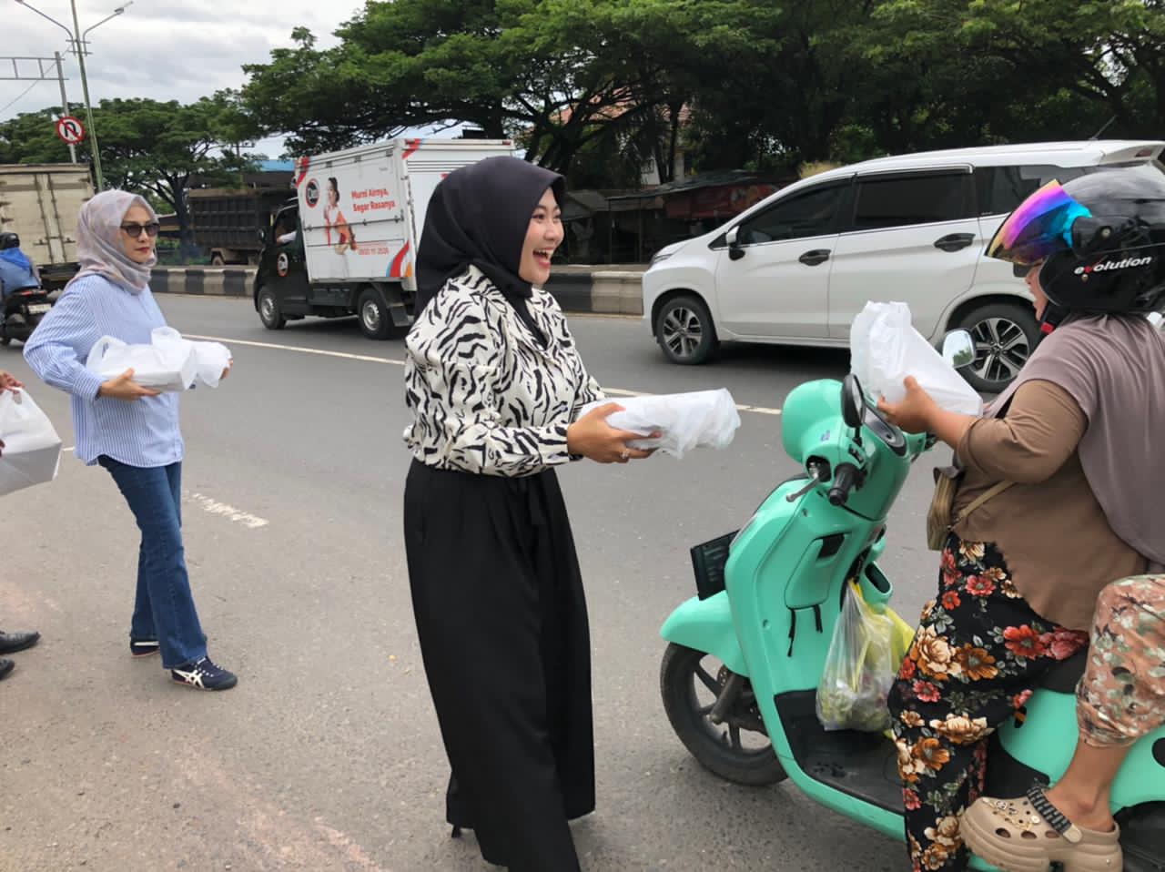 BERBAGI:Manajemen Grand Tan Hotel Banjarmasin membagikan nasi kotak untuk pengendara yang melintas di Jalan, Jumat (31/10/2025).