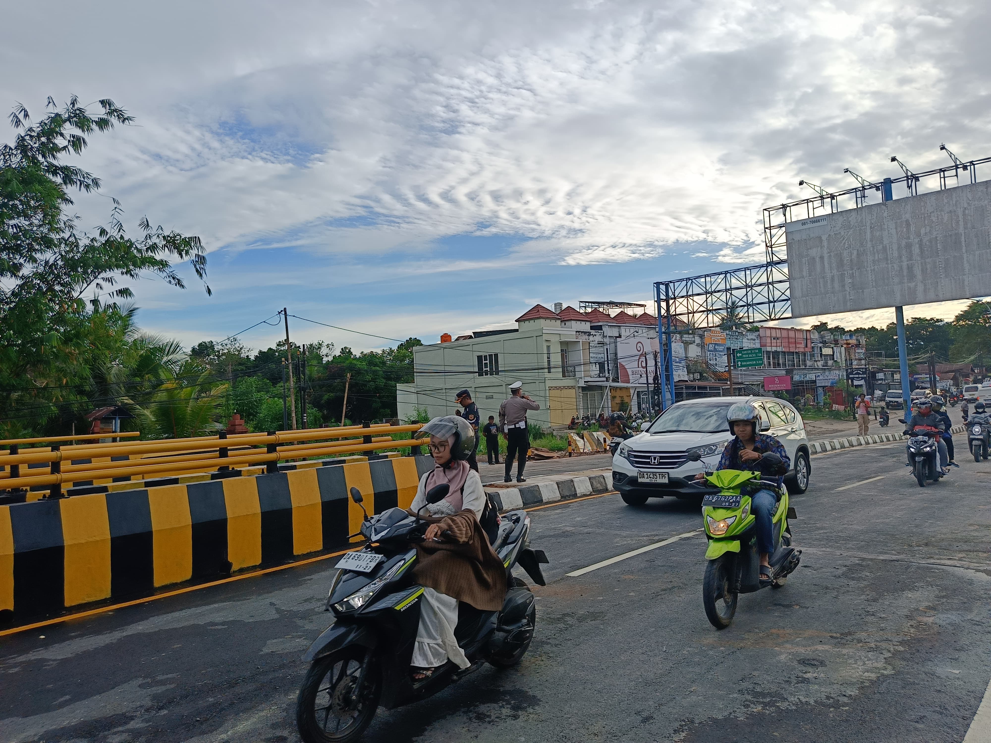 SUDAH DIBUKA:Jembatan Sungai Ulin Banjarbaru sudah dilalui pengendara jalan dan arus lalu lintas kembali normal, Jumat (31/10/2025).