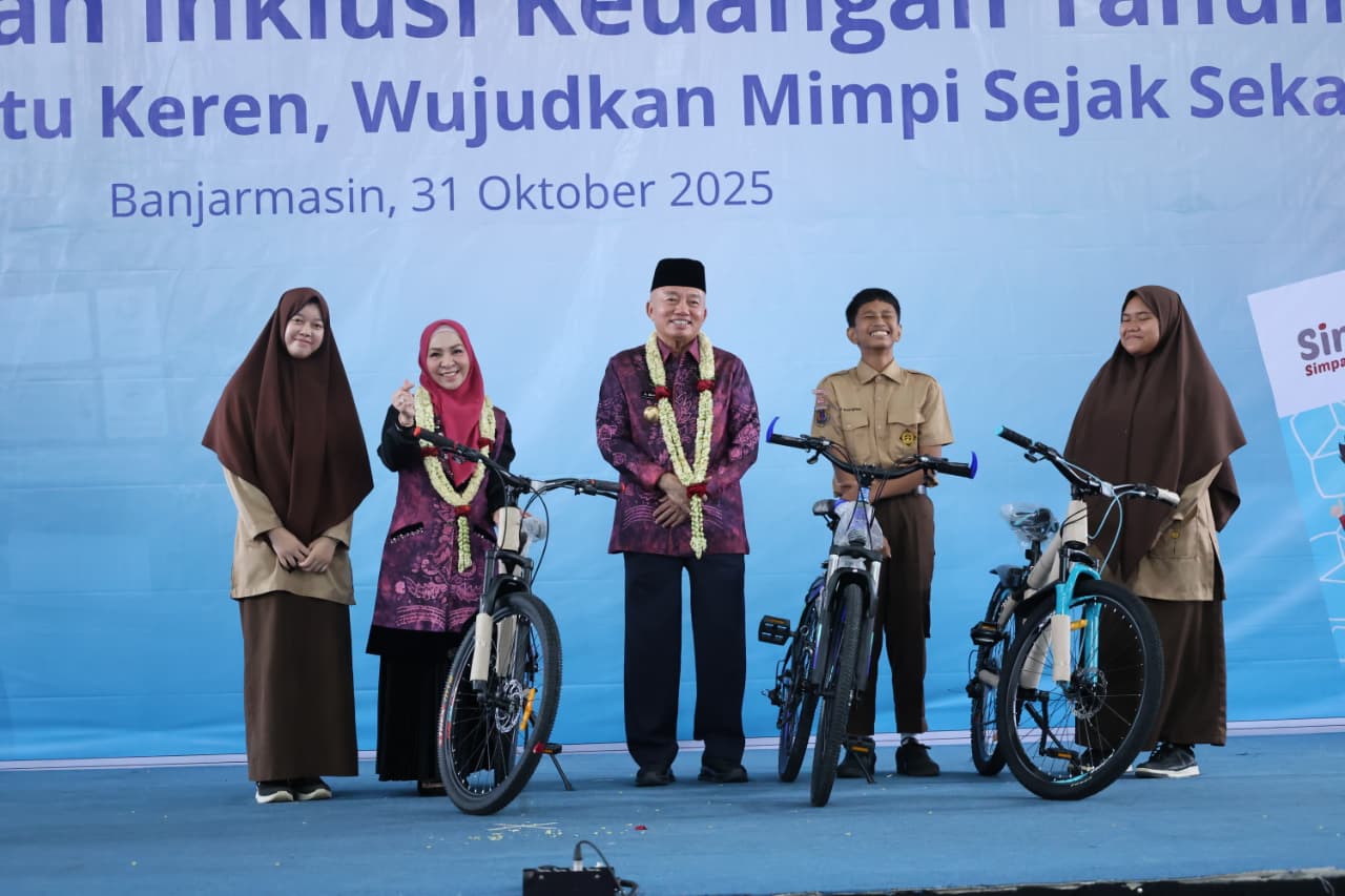 POSE:H Muhidin dan Hj Fathul Jannnah Muhidin berfoto bersama siswa SMA IT Ukhuwah Banjarmasin Jumat (31/10/2025).