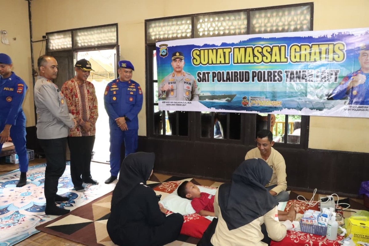 SOSIAL: Para anak-anak di Desa Sungai Rasau, Kecamatan Bumi Makmur mengikuti sunatan massal gratis di klinik terapung Satpolairud Polres Tala.