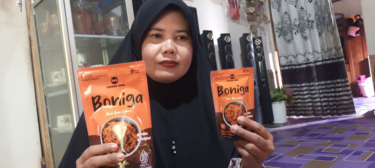 PRODUK UKM: Ani, anggota Kelompok Barokah Desa Jirak, Kecamatan Pugaan, Kabupaten Tabalong memperlihatkan produk abon ikan yang diproduksi melalui program bantuan PT Pertamina EP Tanjung.