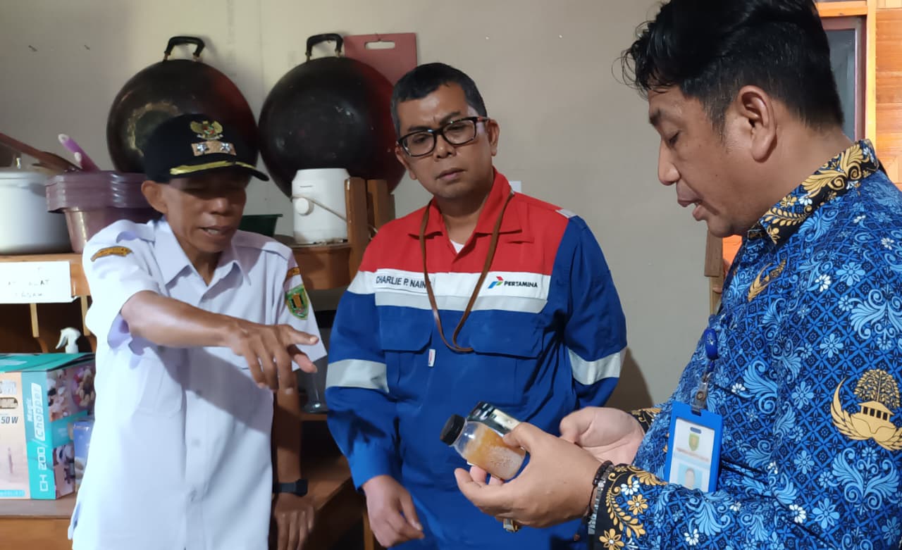ALBUMIN: Kepala Desa Jirak Pansyah, Field Manager Pertamina EP Tanjung Charlie P Nainggolan, dan Kepala Bidang Perikanan DKP2TPH Tabalong Agus Nurahman melihat albumin yang dibuat Kelompok Barokah.