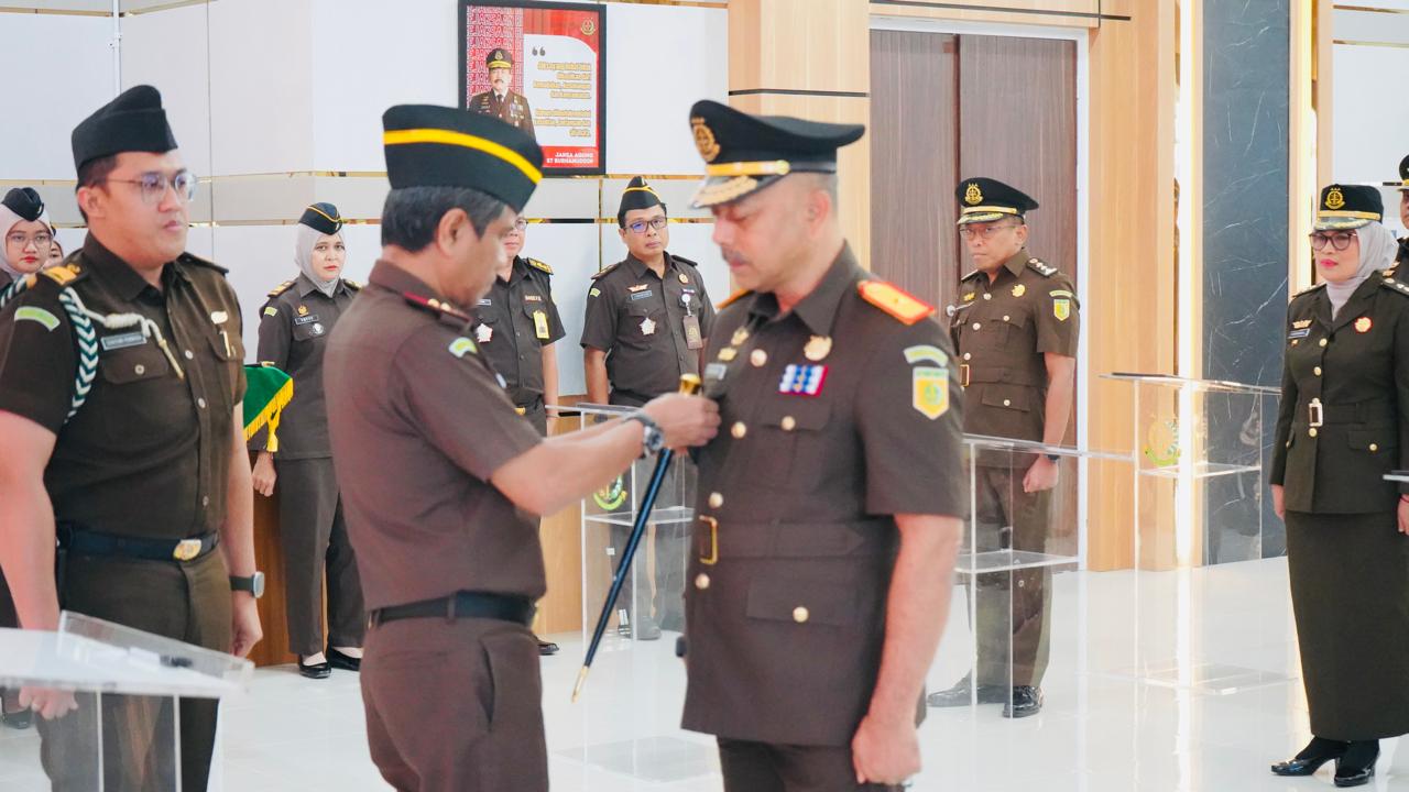 ROTASI: Kepala Kejaksaan Tinggi Kalsel Tiyas Widiarto melantik sejumlah pejabat eselon II dan III di lingkungan Kejati Kalsel.