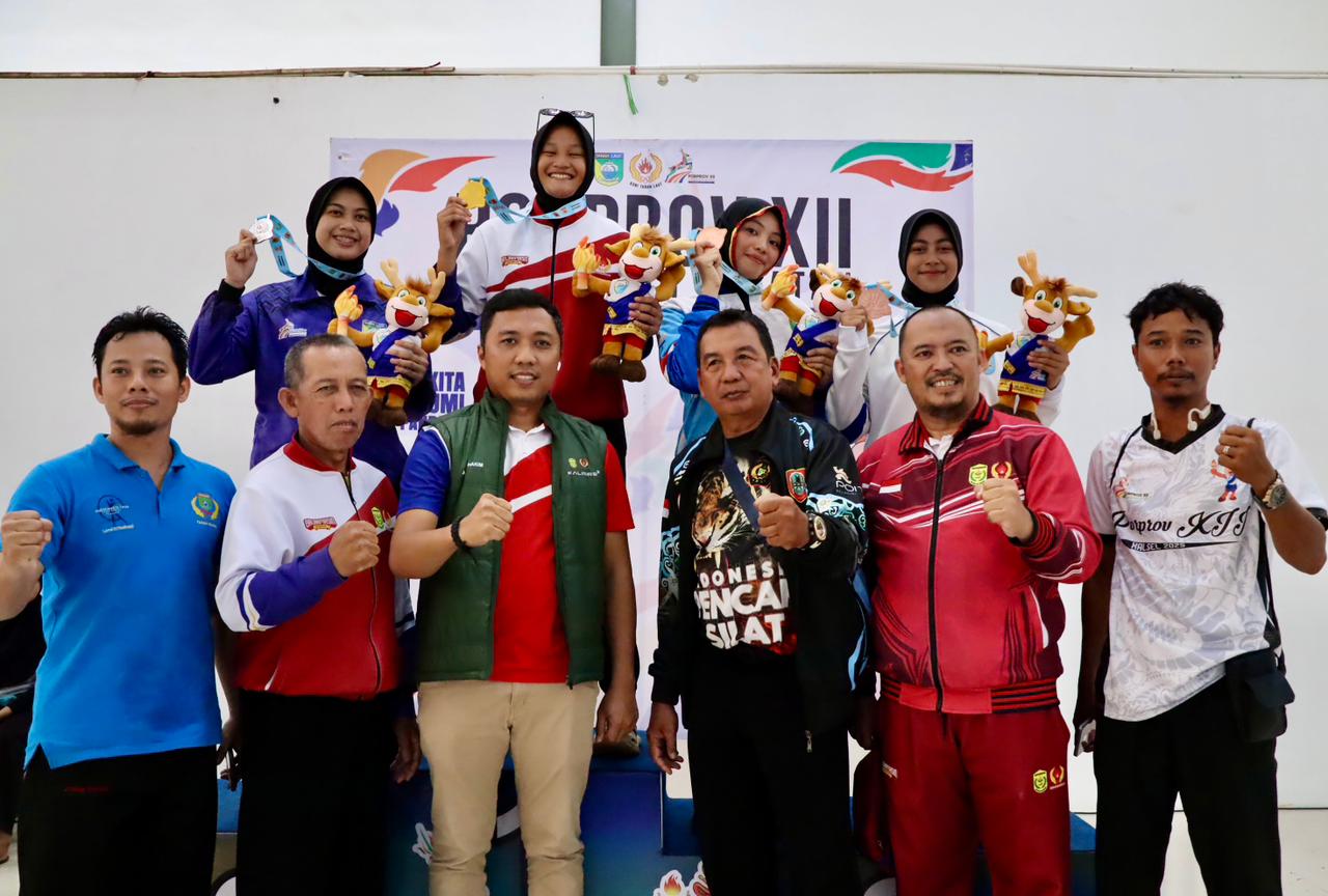 JUARA: Sekretaris KONI Banjarmasin, Arif Rahman Hakim usai mengalungkan medali dan memastikan gelar juara umum cabang pencak silat Porprov XII Kalsel 2025 di Gedung Praduta, Pelaihari, Tanah Laut.