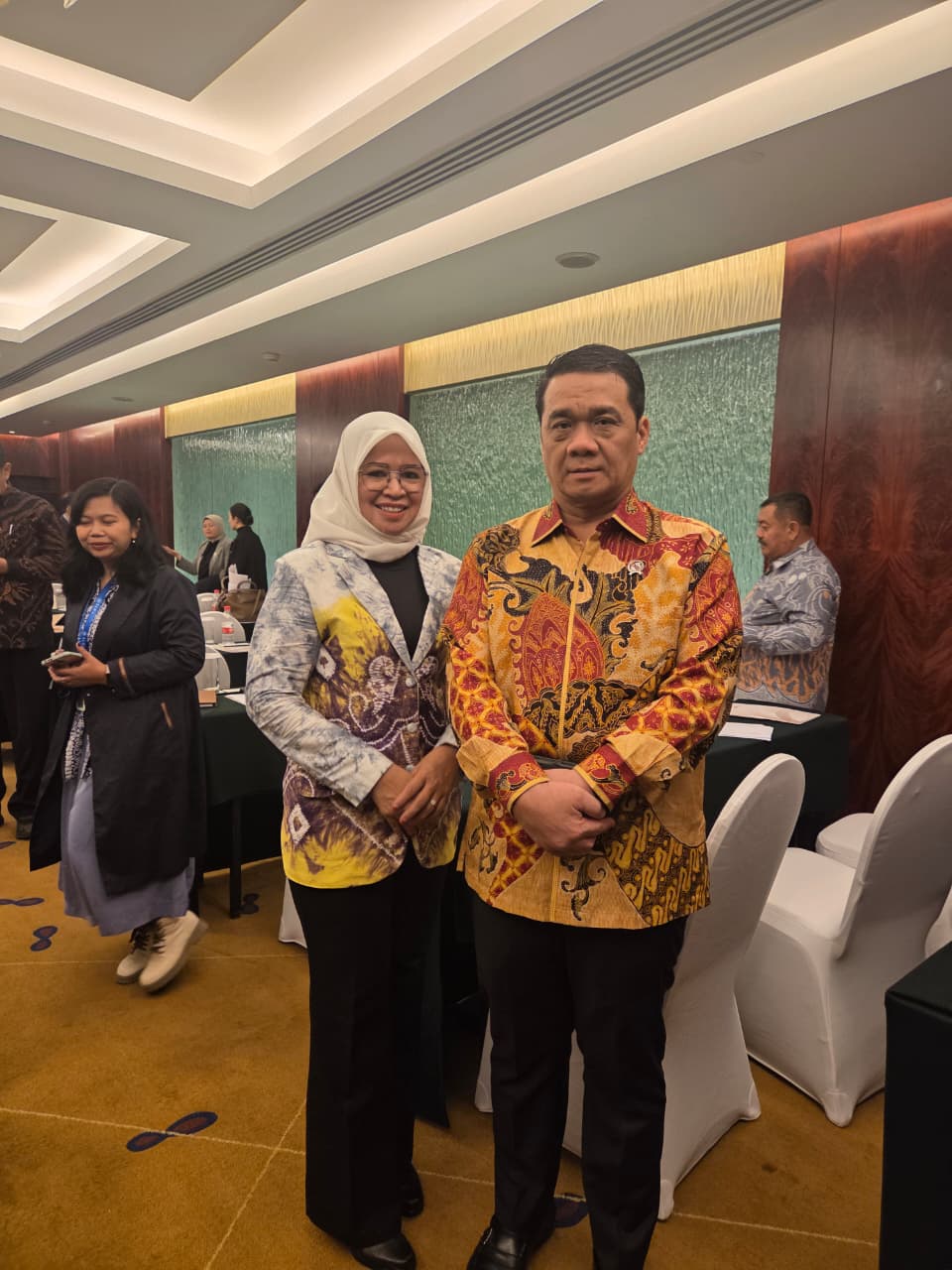 MOMEN: Kepala Desa Salam Babaris Mahdalina berfoto dengan Wakil Menteri (Wamen) Wakil Menteri Desa dan Pembangunan Daerah Tertinggal Indonesia, Ahmad Riza Patria di Tiongkok.