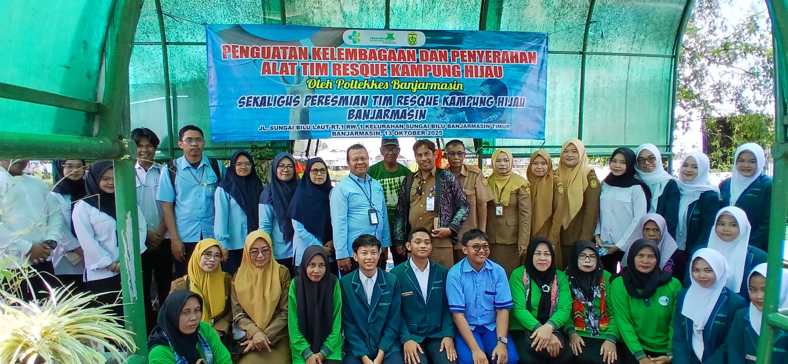 MOMEN: Tim dosen, tenaga kependidikan, mahasiswa, dan perwakilan Pokdarwis Kampung Hijau berfoto bersama usai penyerahan bantuan jukung kelotok dalam kegiatan pengabdian masyarakat di Kampung Hijau Su