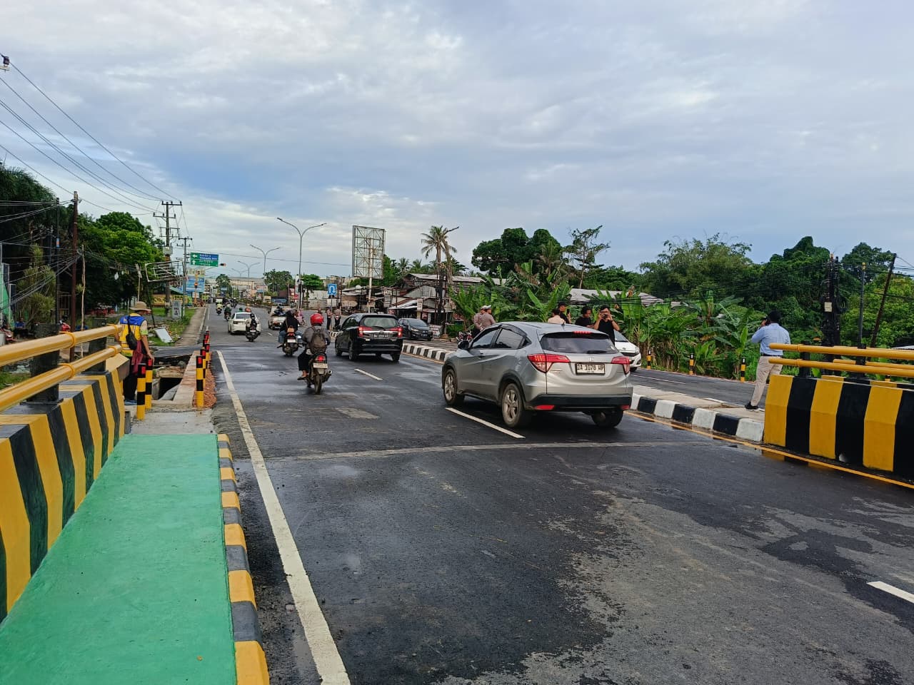 DIBUKA: Jembatan Sungai Ulin sudah dilalui Pengendara jalan dan arus lalu lintas kembali normal.