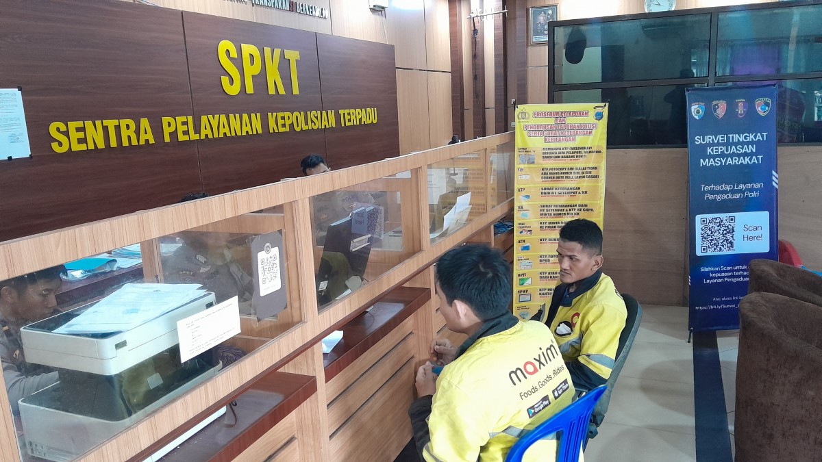 BUAT LAPORAN: Sirun dan Dayat saat melapor ke SKPT (Sentra Pelayanan Kepolisian Terpadu) Polresta Banjarmasin.