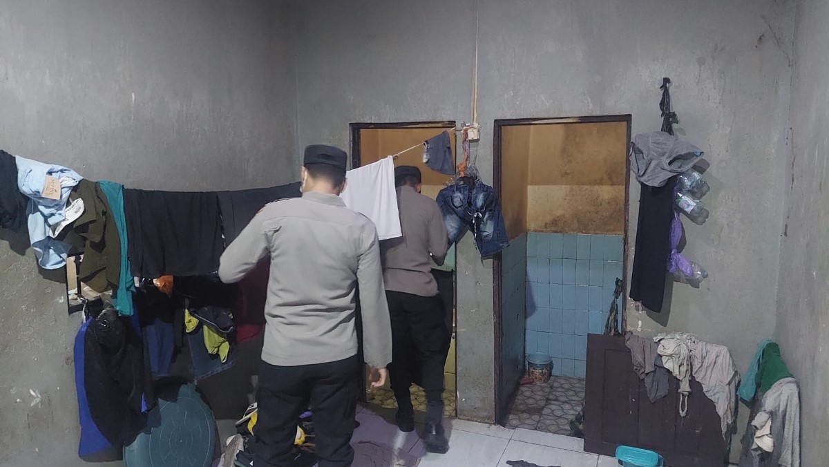 SIDAK: Pagi-pagi sekali, petugas memeriksa ruang sel Mapolsek Banjarmasin Timur saat para penghuni sel sedang rebahan.