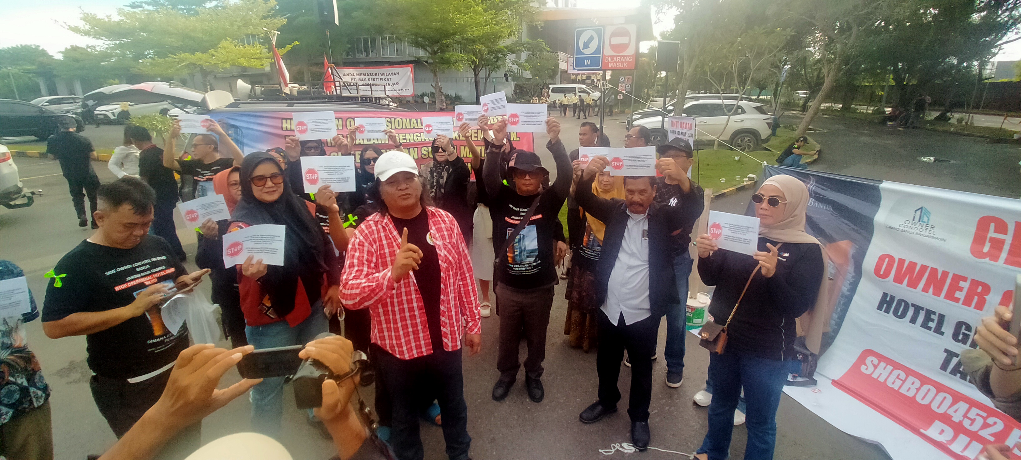 BAGIKAN BROSUR: Pemilik condotel Grand Banua menunjukkan brosur yang berisi lokasi itu tengah dalam sengketa.