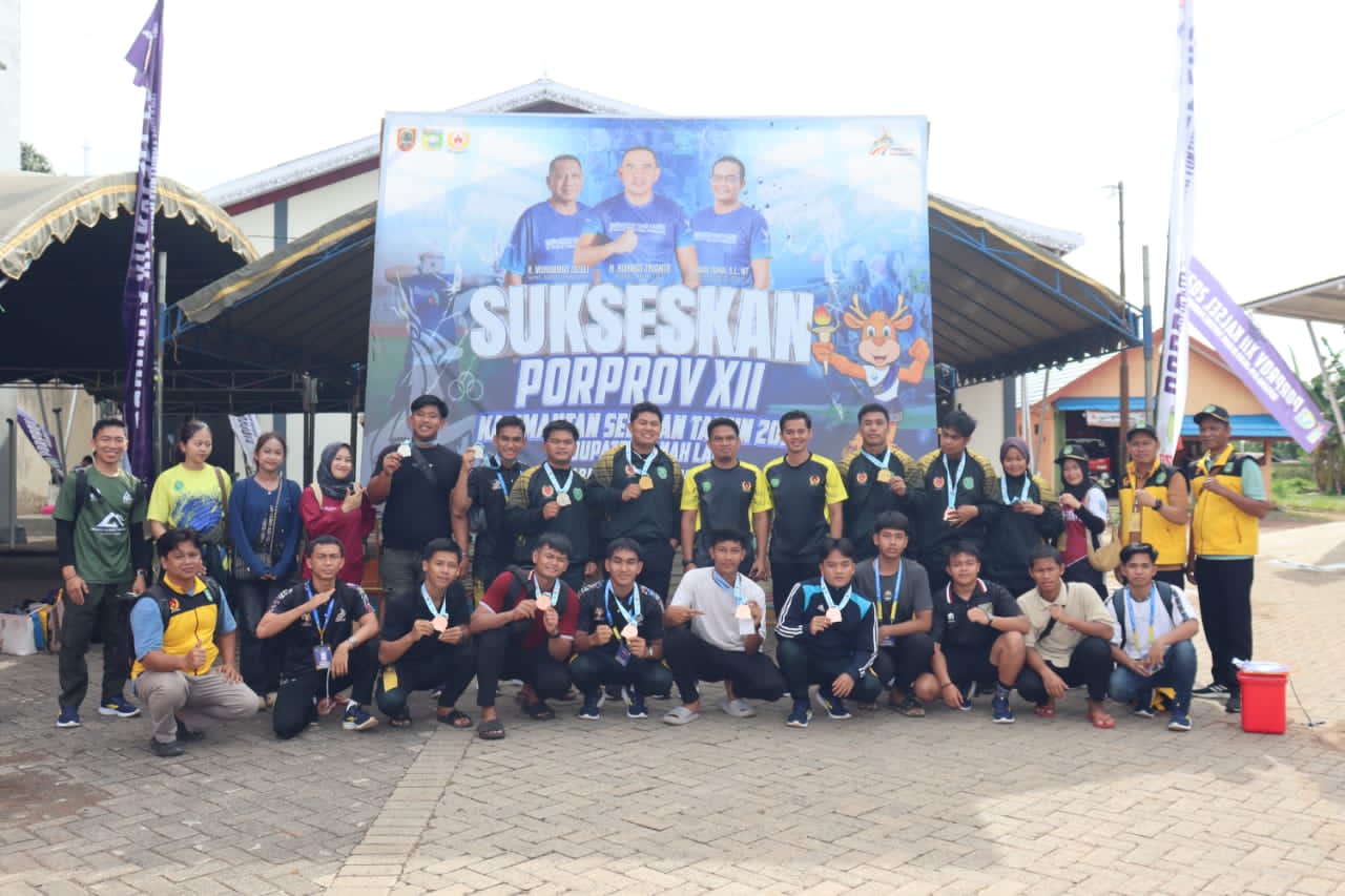 FULL SENYUM:Para atlet gulat Kabupaten Tapin beserta pelatih dan official usai meraih tiga medali emas cabor gulat Porprov XII Kalsel 2025 Pelaihari.