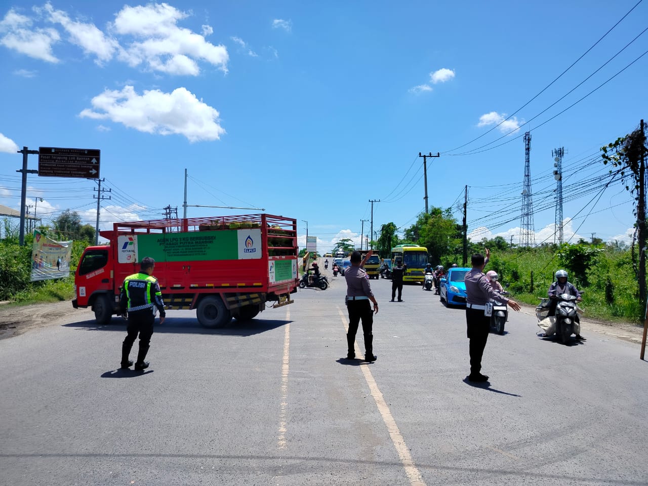 PUTAR BALIK:Kasat Lantas Polres Batola, AKP Andre Primaraharja Wirahmawan bersama personelnya berjaga di titik larangan perempatan Handil Bakti, Sabtu (1/11/2025).