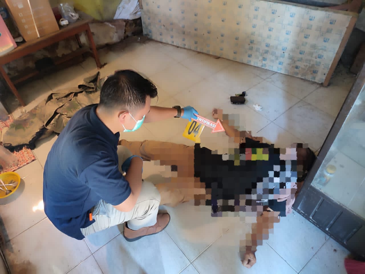 TAK BERNYAWA:Pihak Kepolisian melakukan olah TKP penemuan mayat di sebuah Pos Jaga di Loktabat Utara, Banjarbaru, Sabtu (1/1/2025).