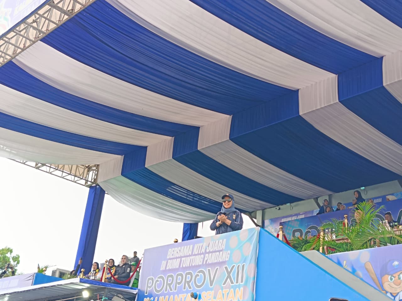 HADIR:Wali Kota Banjarbaru, Lisa Halaby menyapa para atlet Banjarbaru saat defile di pembukaan Porprov XII Kalsel 2025 Pelaihari, di Stadion Pertasi Kencana, Kabupaten Tanah Laut, Sabtu (1/11/2025).