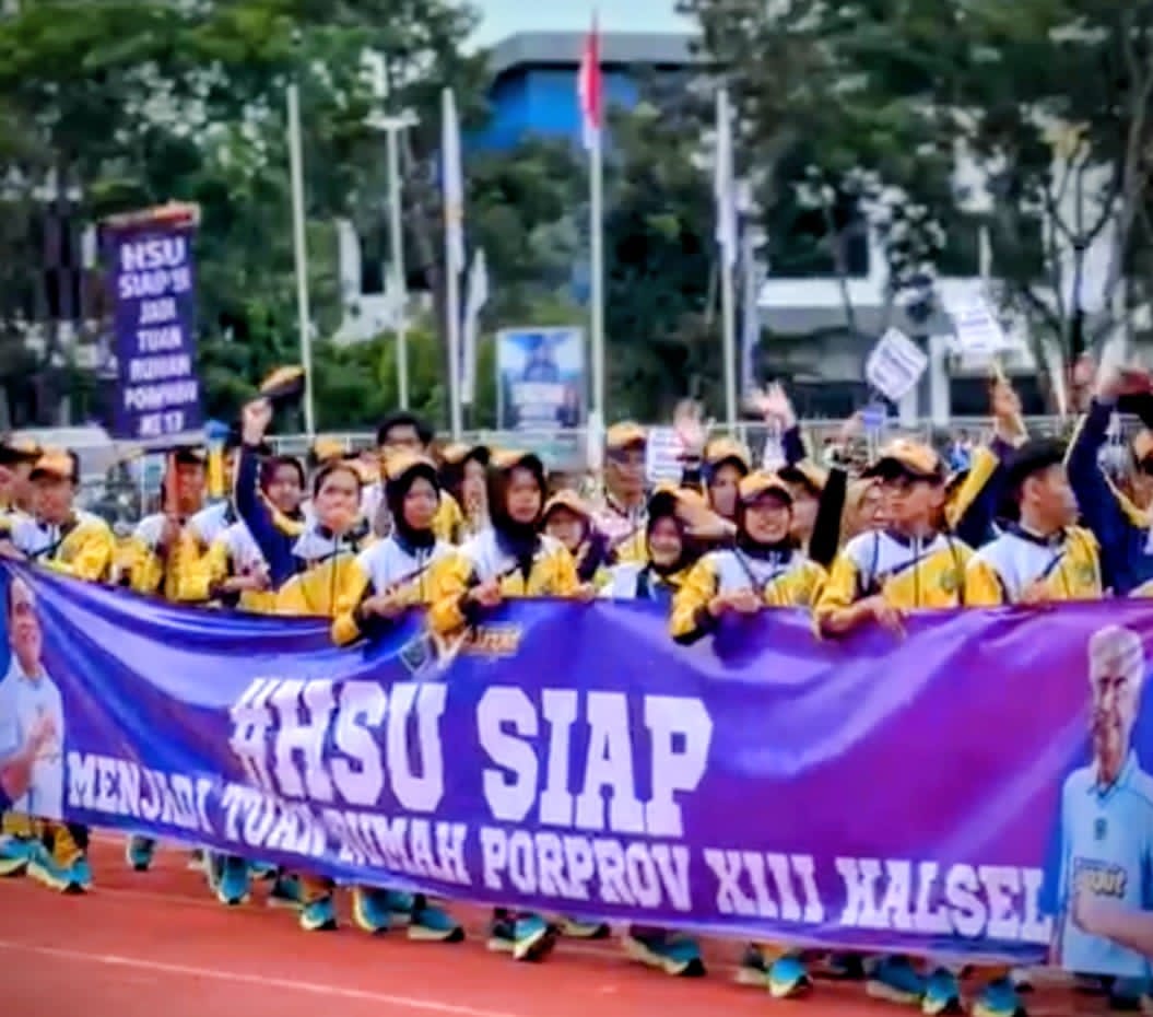 DEFILE: Parade kontingen atlet dan pejabat Kabupaten HSU pada acara pembukaan Porprov Kalsel di Kota Pelaihari, Kabupaten Tanah Laut (Tala).