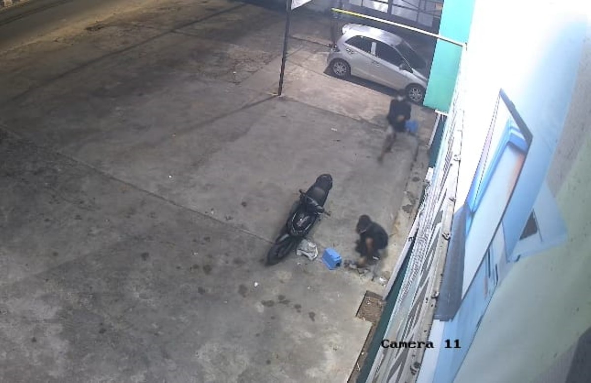 BELUM TERUNGKAP: Aksi pencurian meteran air pelanggan PTAM Intan Banjar yang terekam CCTV.