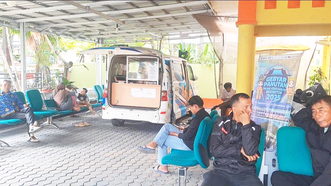 SAMSAT: Suasana pelayanan pajak kendaraan di UPPD Samsat Banjarbaru.