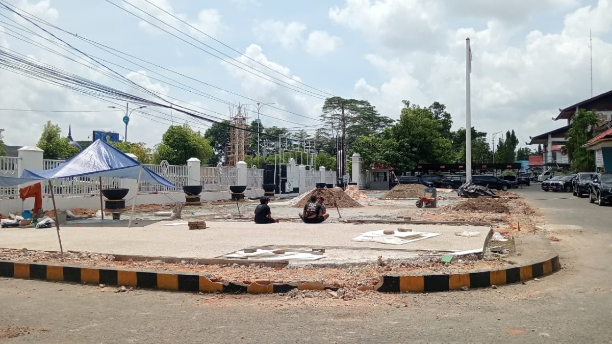 REHAB: Proses pengerjaan halaman kantor Sekretariat Daerah (Setda) Kabupaten Banjar.