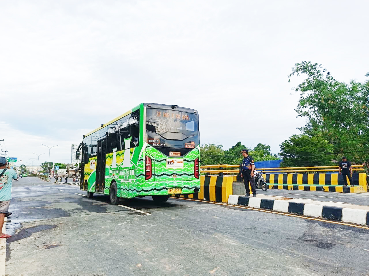 MELINTAS: Bus Trans Banjarbakula koridor 1 kembali melintasi Jalan Ahmad Yani.